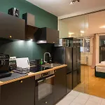Large 145 Qm And 5 Bedrooms With Roof Terrace In Centrally Located 1 To 14 Guests Munique