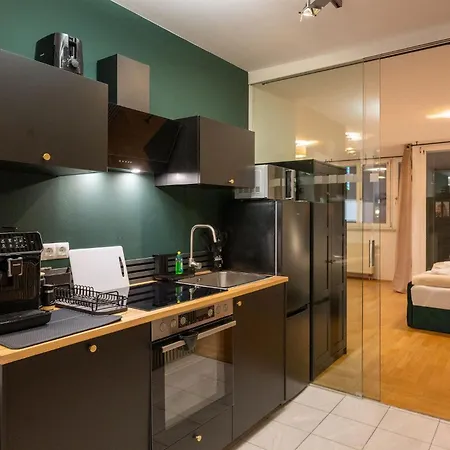 Large 145 Qm And 5 Bedrooms With Roof Terrace In Centrally Located 1 To 14 Guests Munich