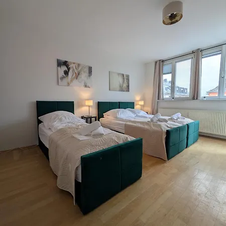 Apartment Large 155 Qm And 5 Bedrooms With Roof Terrace In Centrally Located 1 To 14 Guests *