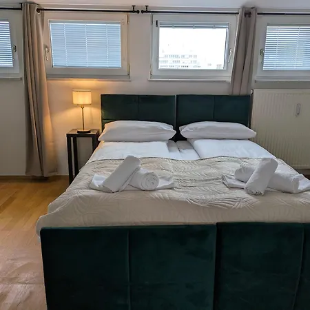 Large 145 Qm And 5 Bedrooms With Roof Terrace In Centrally Located 1 To 14 Guests * Munich