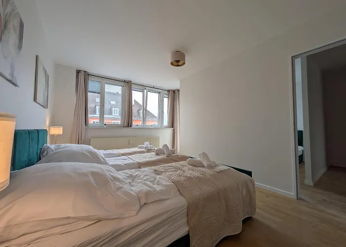 Large 145 Qm And 5 Bedrooms With Roof Terrace In Centrally Located 1 To 14 Guests *