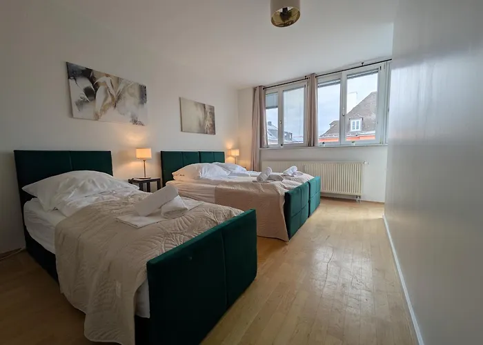 Large 145 Qm And 5 Bedrooms With Roof Terrace In Centrally Located 1 To 14 Guests Apartmán