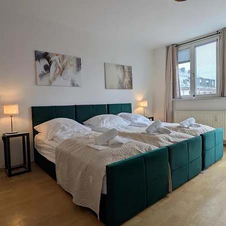 Large 155 Qm And 5 Bedrooms With Roof Terrace In Centrally Located 1 To 14 Guests Apartment *