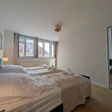 Large 155 Qm And 5 Bedrooms With Roof Terrace In Centrally Located 1 To 14 Guests *