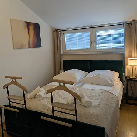 Large 155 Qm And 5 Bedrooms With Roof Terrace In Centrally Located 1 To 14 Guests